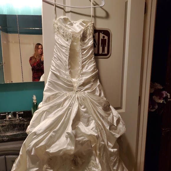Maggie sottero size 0 never been worn - Picture 2 of 7